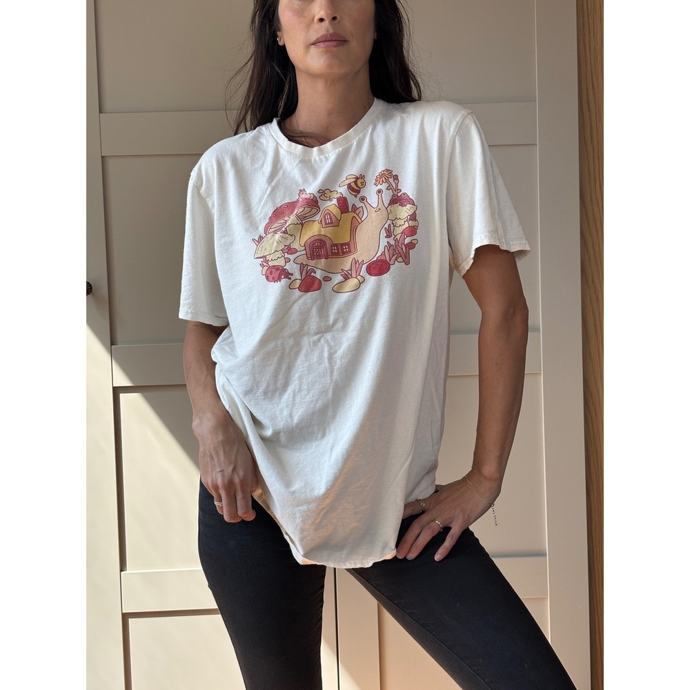 Hot Topic Cottagecore Snail Mushroom House Graphic T-Shirt White Mens XL